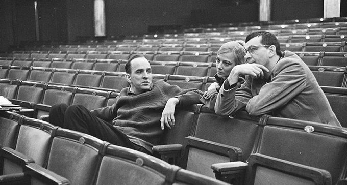 Ingmar Bergman tillsammans med scenografen Gunilla Palmstierna-Weiss och författaren Peter Weiss under uppsättningen av Rannsakningen på Dramaten 1966. Foto: Beata Bergström